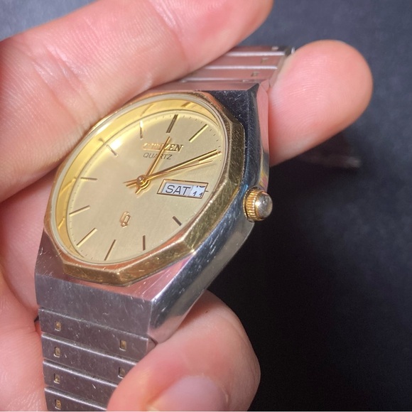Vintage Citizen Quartz Men’s Octagonal Two Tone Watch w/ Date *FLAW* - Picture 3 of 11